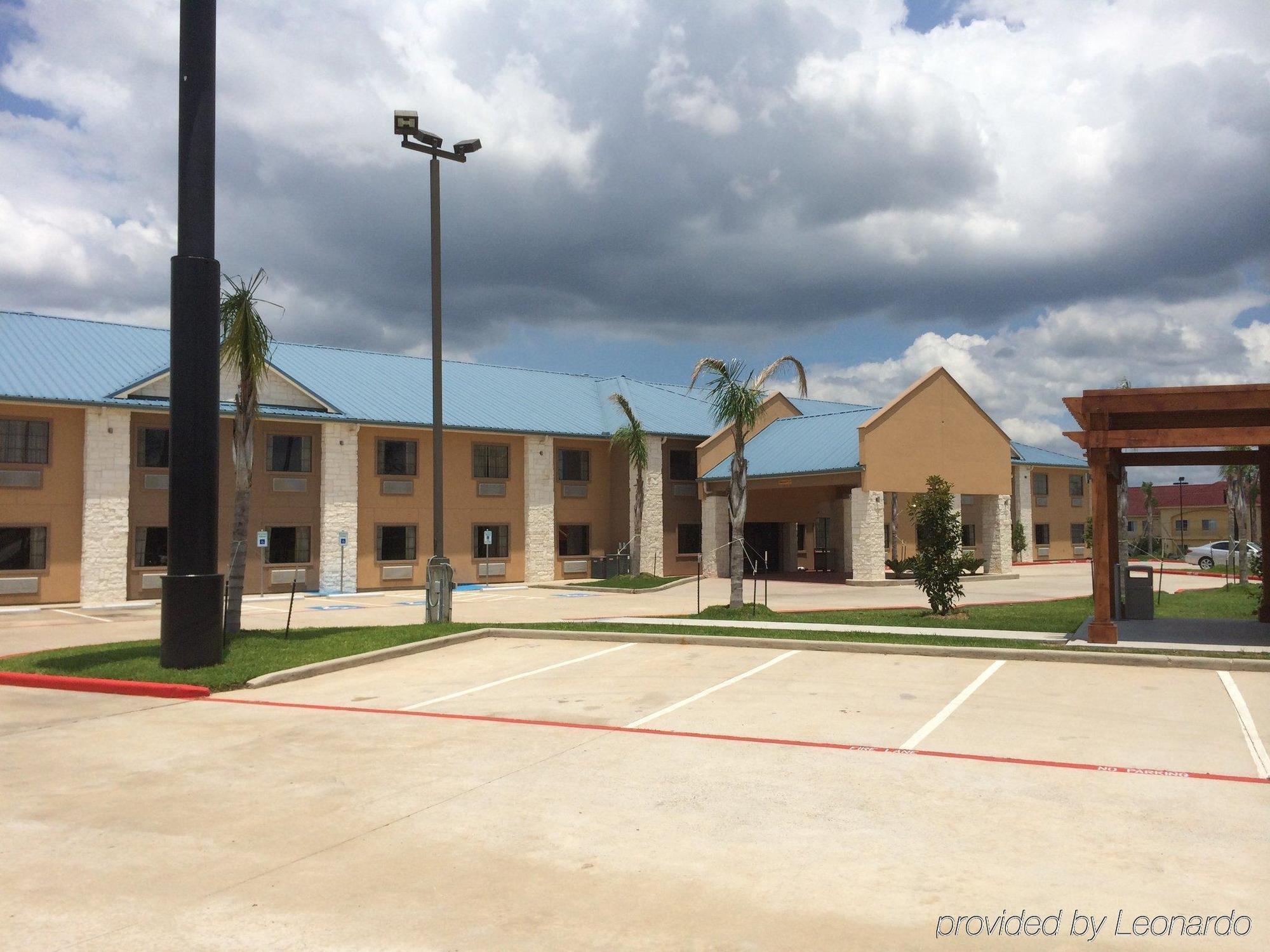Days Inn & Suites By Wyndham Conroe North Екстериор снимка