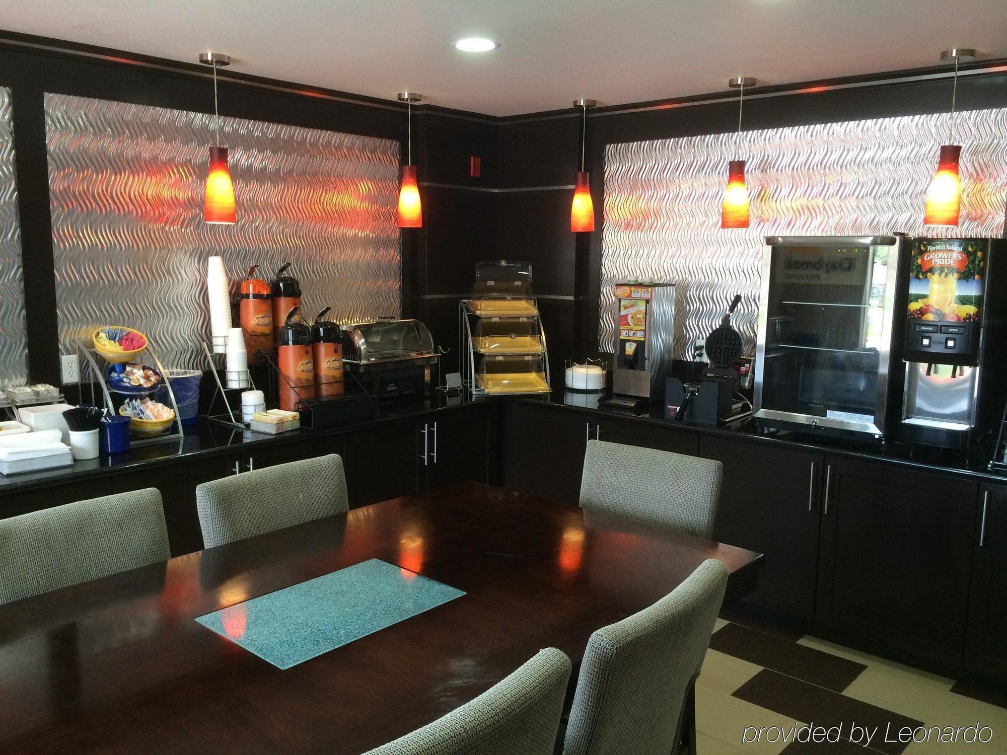 Days Inn & Suites By Wyndham Conroe North Екстериор снимка