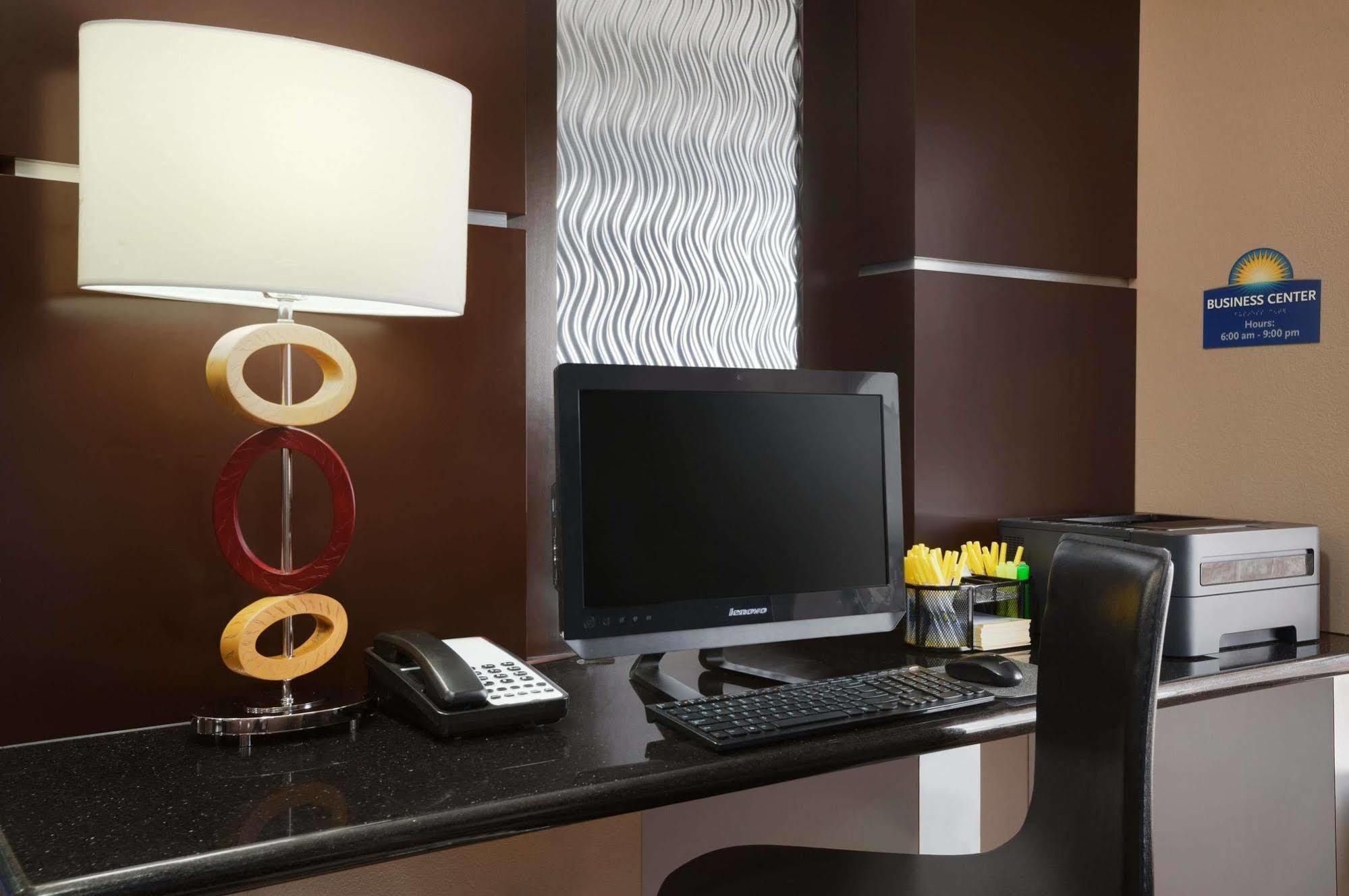 Days Inn & Suites By Wyndham Conroe North Екстериор снимка